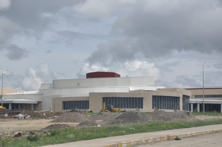 Kafkas Üniversitesi’nin Modern Kongre Merkezi Yapımı Tamamlandı