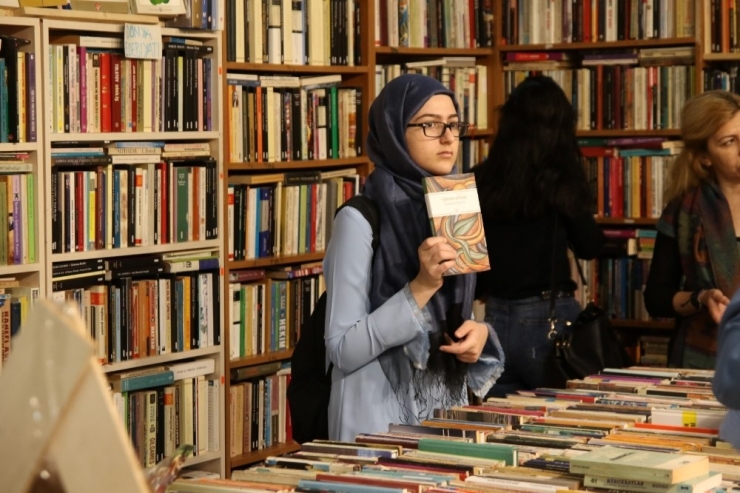 Bir Nesil Okuyarak Büyüdü