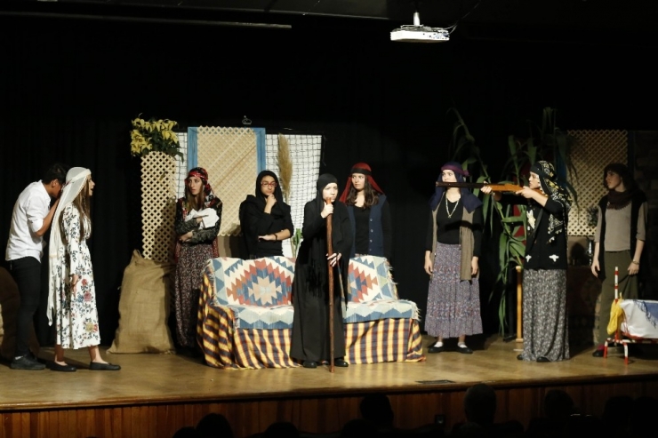 Genç Tiyatrocular Sahnede Devleşti