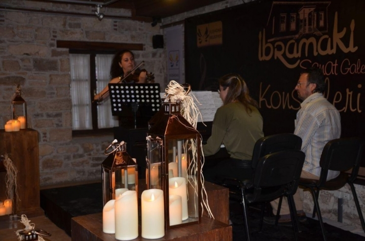 Kuşadası’nda Piyano Ve Keman Dinletisi