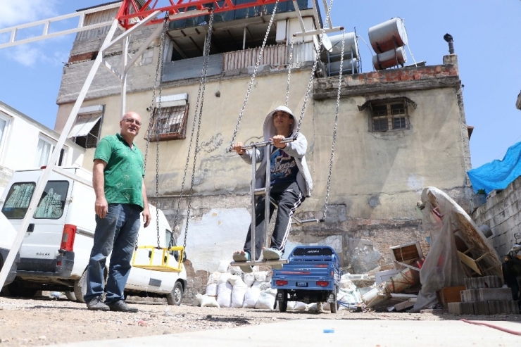 Çocukların Oynamadığı Engelli Oğluna Özel Park Kurdu