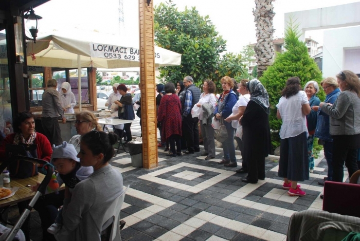 Nilüfer Kadın Korosu Lokma Dağıttı