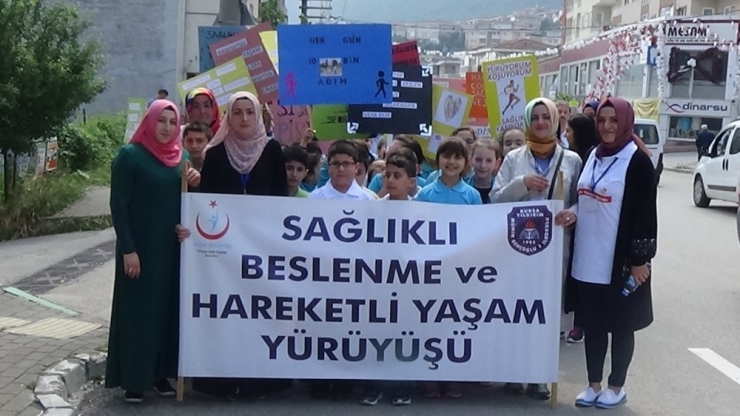 Öğrenciler Sağlık İçin Yürüdü