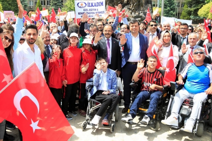 Uşak’ta Engellilerle Birlikte Kortej Yürüyüşü Düzenlendi