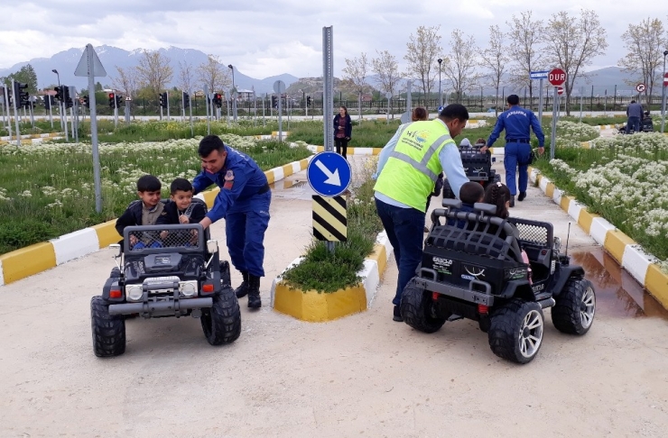 Van’da Miniklere Trafik Eğitimi