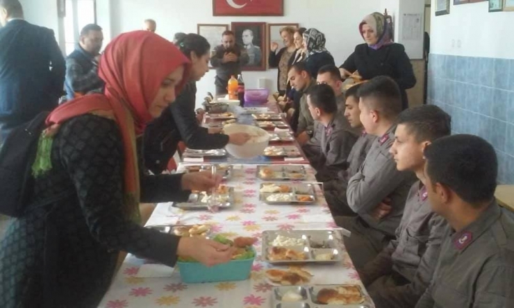 Ak Partili Kadınlardan Mehmetçiğe Ev Yemeği