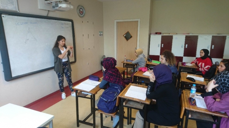 Ağızlarıyla Fırça Tuttular, Görmeden Boya Yaptılar