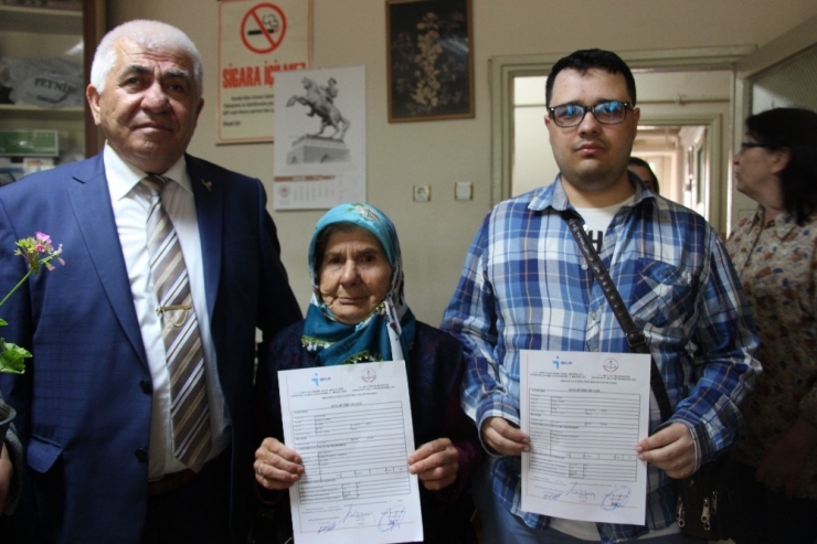 Aşçılık Eğitimi Alan Görme Engellilerin Sertifika Heyecanı