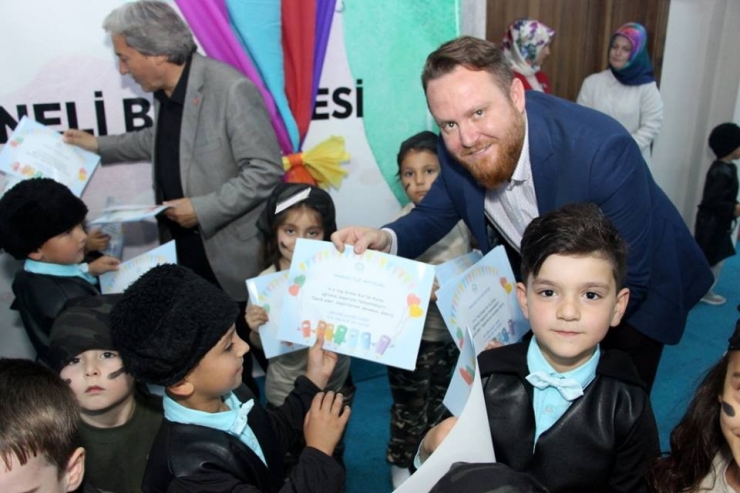 Okul Öncesi Kur’an Kursu Öğrencilerinden Yıl Sonu Gösterisi