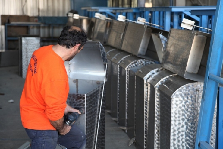 Başiskele Belediyesi Çevre Dostu Çöp Konteynerleri İmal Ediyor