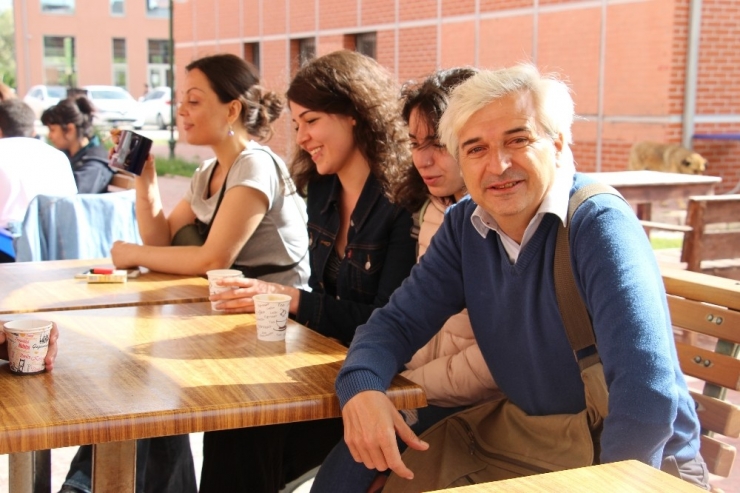 Akademisyenlik Hayaliyle 45 Yaşında Üniversite Sıralarında