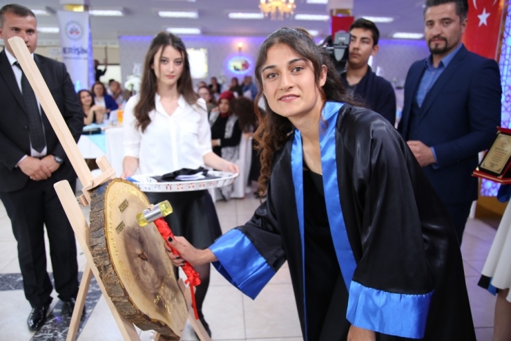 Türkiye’nin İlk Hemşire Yardımcıları Mezun Oldu