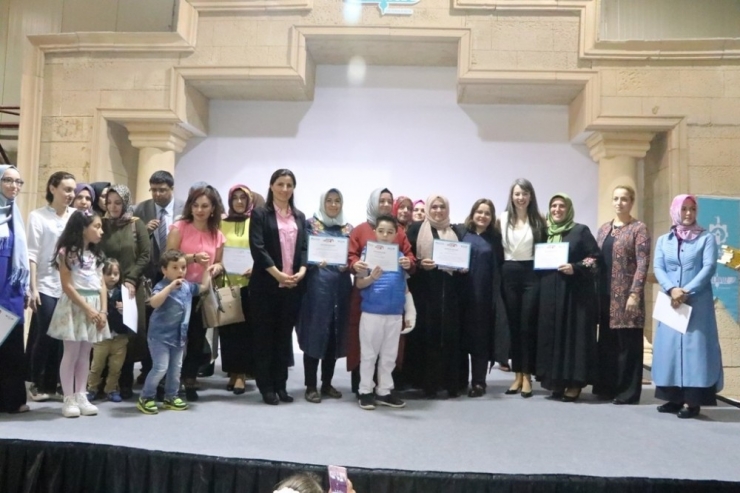 Anne Okulu Mezunlarını Verdi