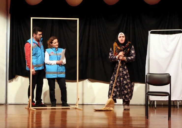 Sağlık Çalışanları İlginç Anılarını Tiyatro İle Anlattı