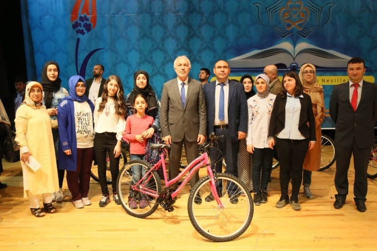 Kütahya’da Ödüllü Kitap Okuma Yarışması