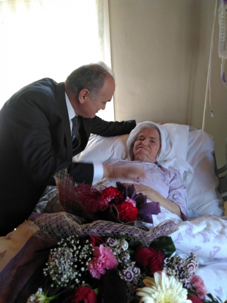 Bakan Faruk Özlü, Annesini Ziyaret Etti