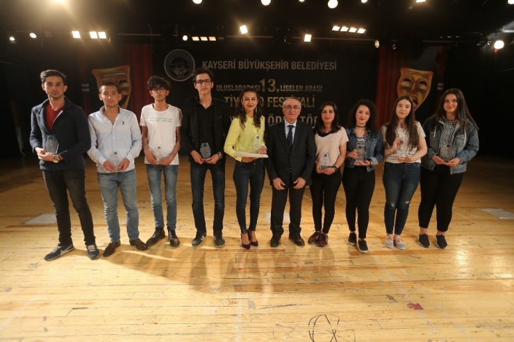 Sanatçı Adaylarına Ödülleri Verildi