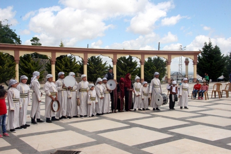 Suriyeli Yetim Çocuklar Uçurtma Şenliğinde Doyasıya Eğlendi