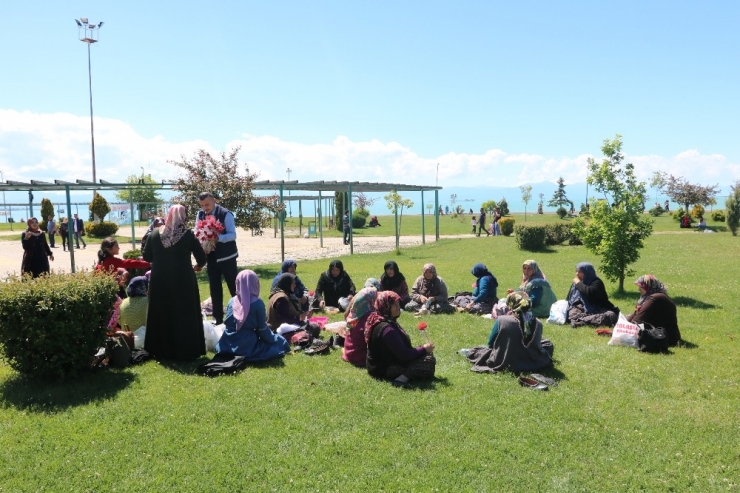 Beyşehir’de Zabıta Görevlilerinden Annelere Karanfilli Kutlama