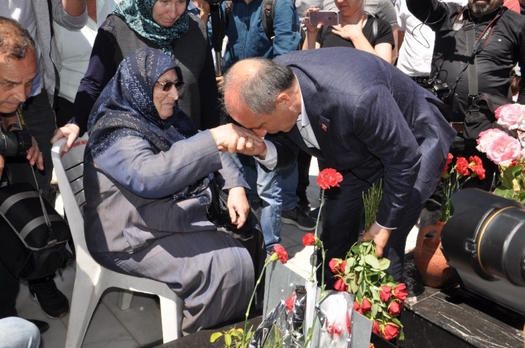 Muharrem İnce Soma Maden Şehitliğini Ziyaret Etti