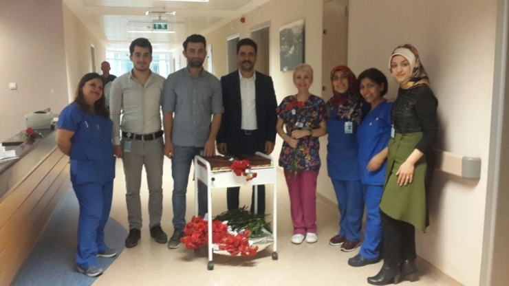 Duvarcı, Hemşirelere Karanfil Verip Günlerini Kutladı