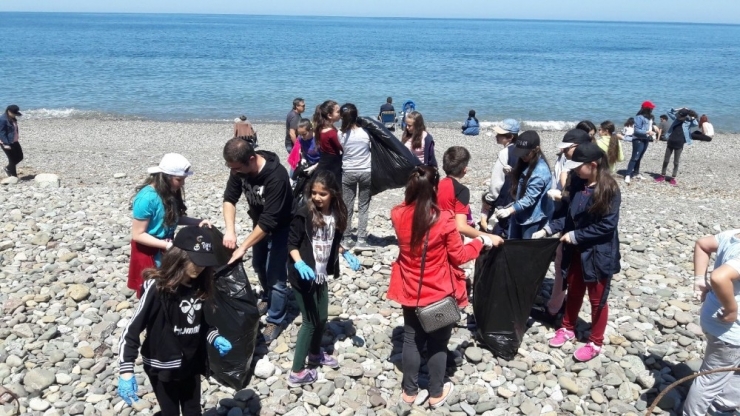 Cumhuriyet Ortaokulu Öğrencileri Plajı Temizledi