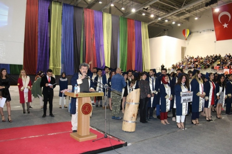 60 Yaşında Üniversiteden Mezun Oldu