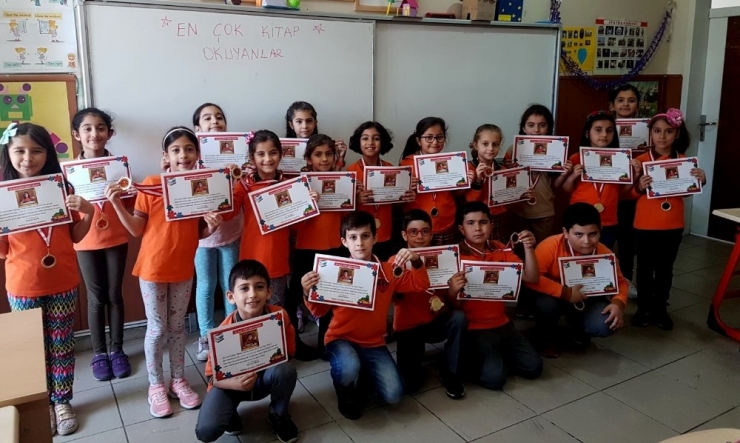 Kitap Kurtları Madalyalarını Aldı