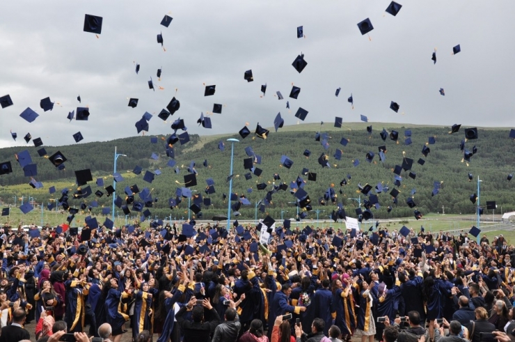 Arü’de Yoğun Yağış Altında Mezuniyet Coşkusu