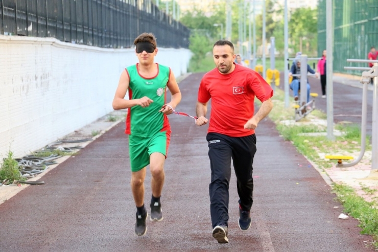 İki Ay Önce Başladığı Atletizmde 3 Altın Madalya Aldı