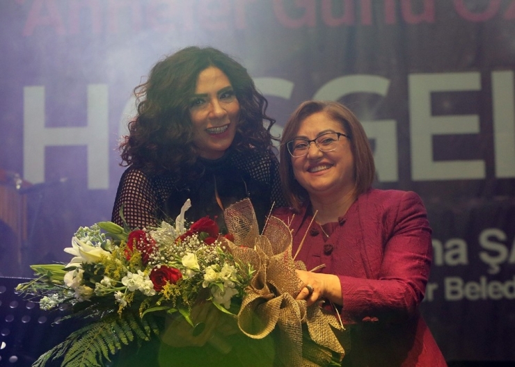 Işın Karaca Anneler İçin Sahne Aldı