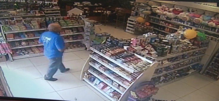 Çamurlu Ayakkabılarını Çıkarıp Çoraplarıyla Markete Girdi