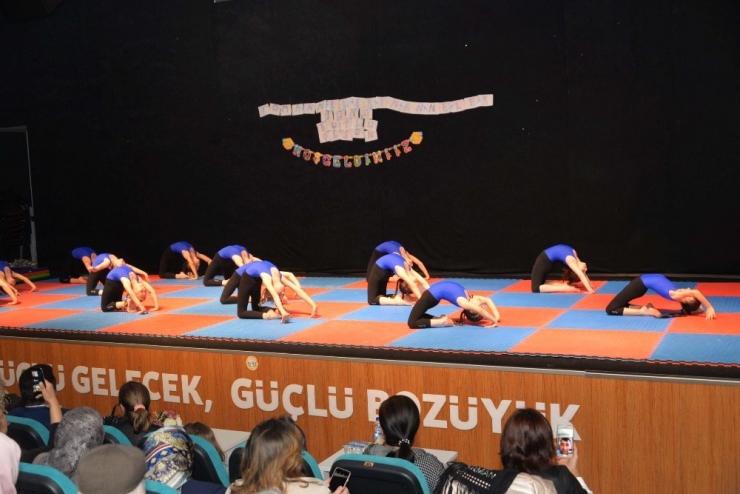 Minik Cimnastikçiler İzleyenleri Büyüledi