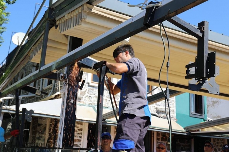 Marmaris’te Kaçak Gölgeliklere Yıkım Kararı
