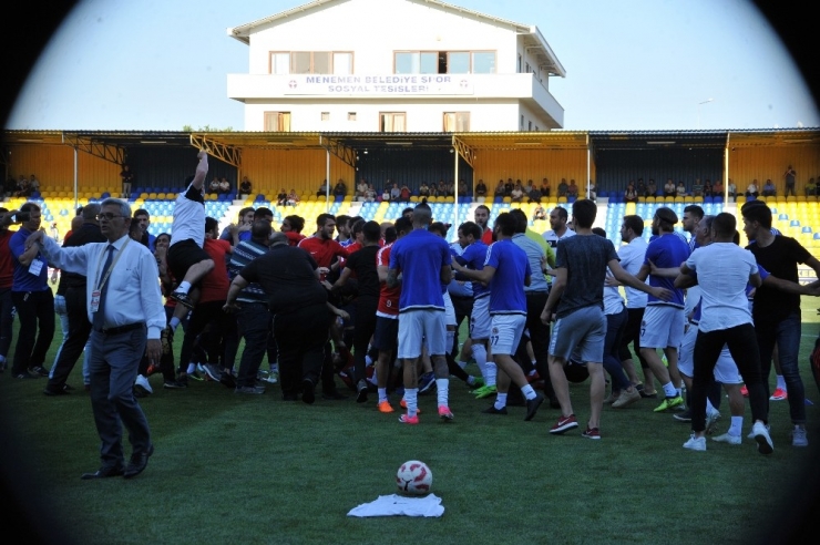 Sahanın Ortasında Tekme Tokat Kavga