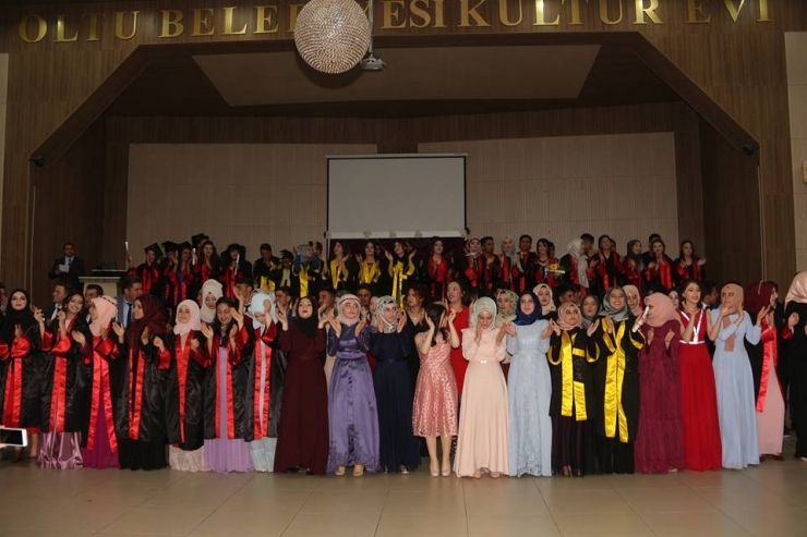 Mezun Olan Öğrencilerini Yazdığı Şiirle Uğurladı