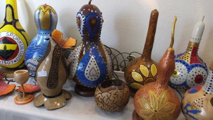 Yaşlı Çift, Kendi Ektikleri Su Kabaklarını Sanat Eserine Çeviriyor