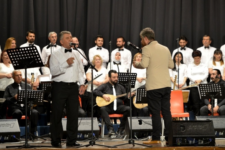 Türk Halk Müziği Korosu Anneler İçin Söyledi