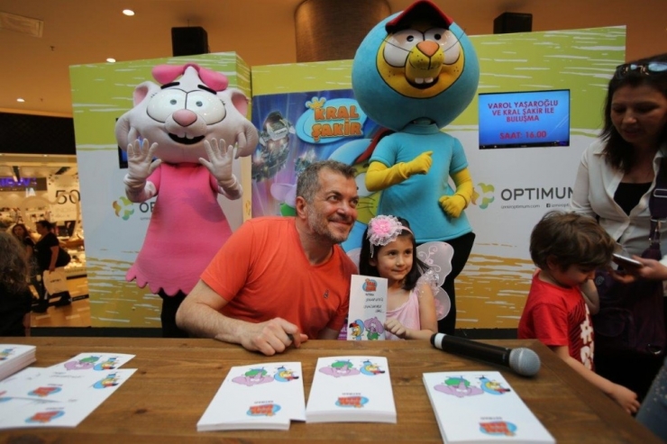 Ünlü Karikatürist Yaşaroğlu Minik Hayranlarıyla