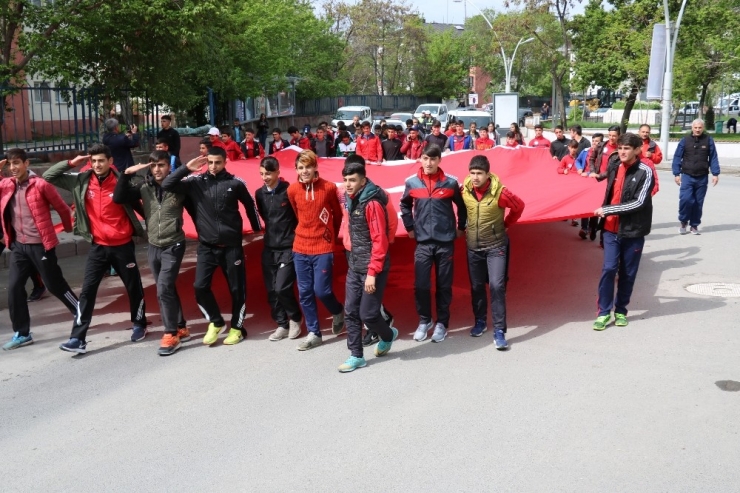 Ağrı’da Gençlik Yürüyüşü Düzenlendi