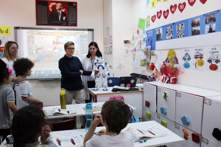 Öğretmen Robot “Elias” Türkiye’de