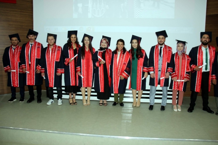 Erü Sanat Tarihi Bölümü’nde 68 Öğrenci Mezuniyet Sevinci Yaşadı