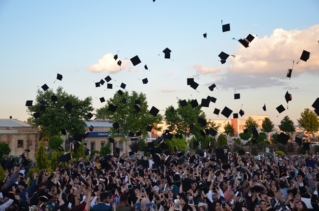 Hrü’de Fen-edebiyat Fakültesi’nin Mezuniyet Töreni Yapıldı