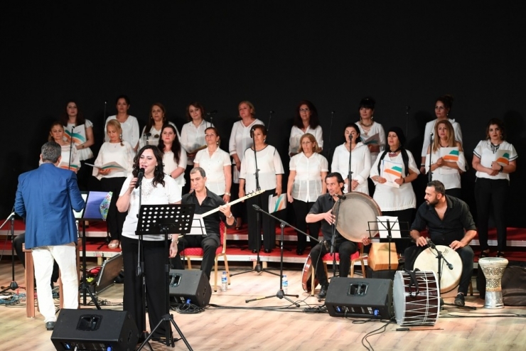 Thm Kadınlar Korosu ‘Anneler’ İçin Söyledi