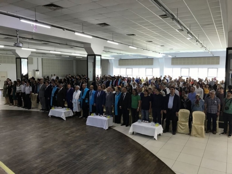 Burhaniye Meslek Yüksek Okulu’nda Mezuniyet Coşkusu