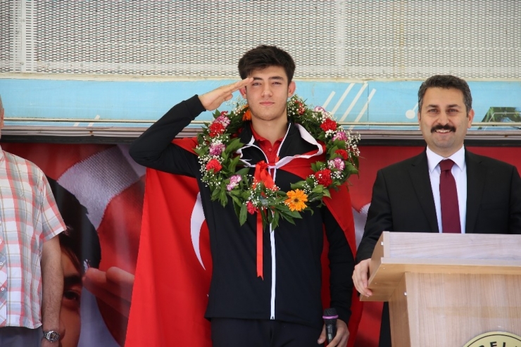 Dünya Şampiyonu Ateşli Memleketinde Coşkuyla Karşılandı