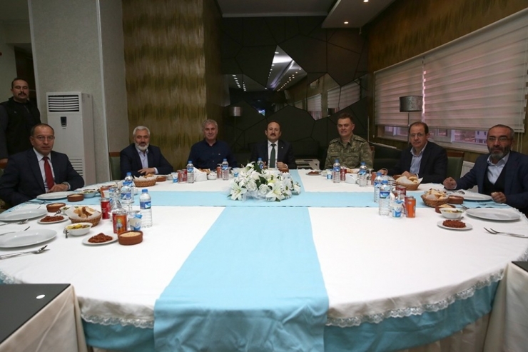 Vali Pehlivan Bayburtspor’un Yemeğine Katıldı