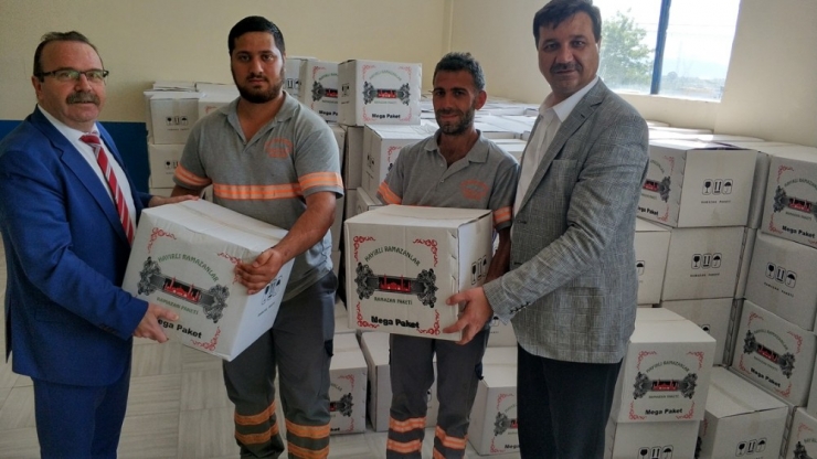 Adapazarı Belediyesi’nde Personele Erzak Dağıtıldı