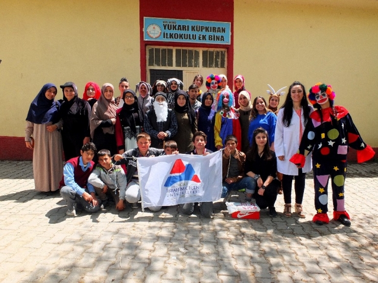 Aiçü Öğrencileri Köylerde Öğrencileri Ziyaret Etmeye Devam Ediyor