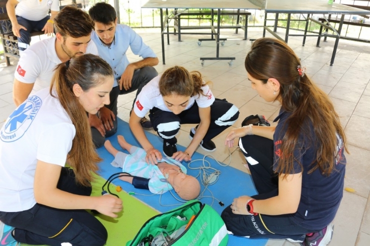 Paramedik Öğrencileri Zamanla Yarıştı